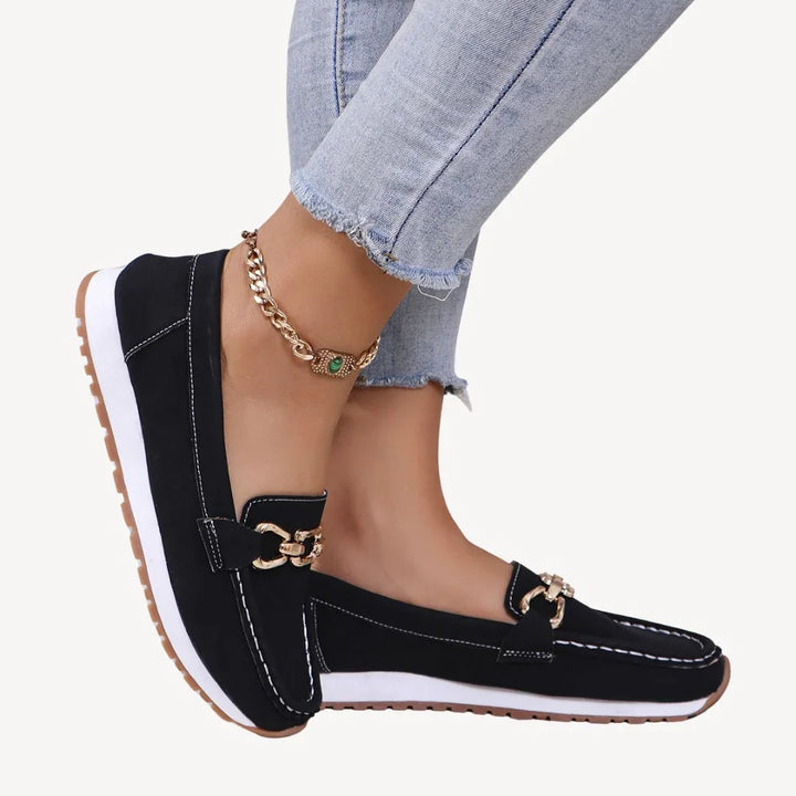 "Kvinnors chic loafers i mocka med kedjedetalj, elegant slip-on-design, perfekt för stil och komfort."