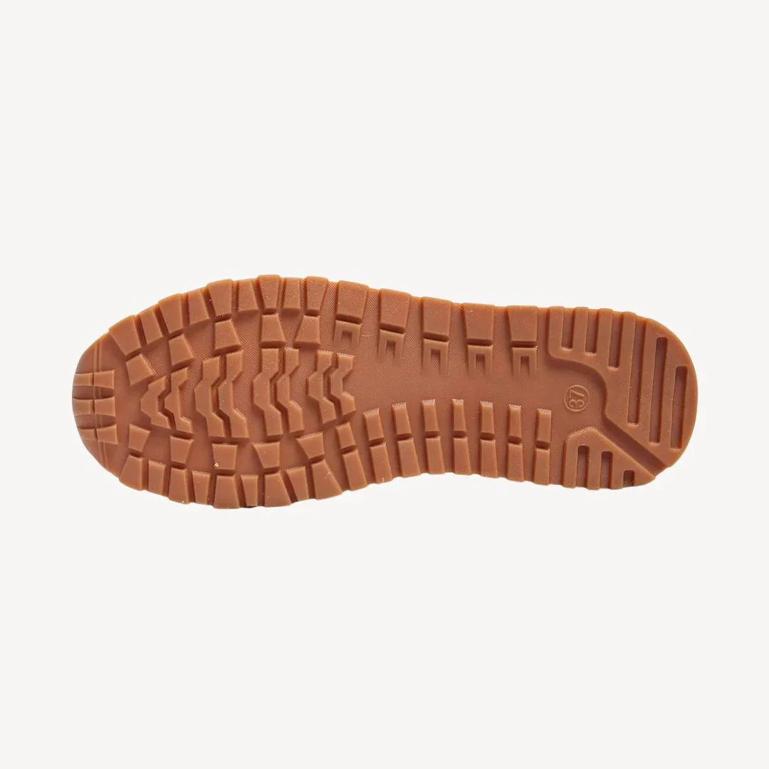 "Kvinnors chic loafers i mocka med kedjedetalj, elegant slip-on-design, perfekt för stil och komfort."