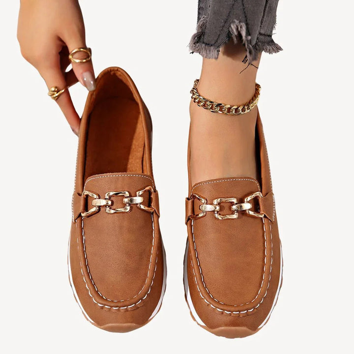 "Kvinnors chic loafers i mocka med kedjedetalj, elegant slip-on-design, perfekt för stil och komfort."