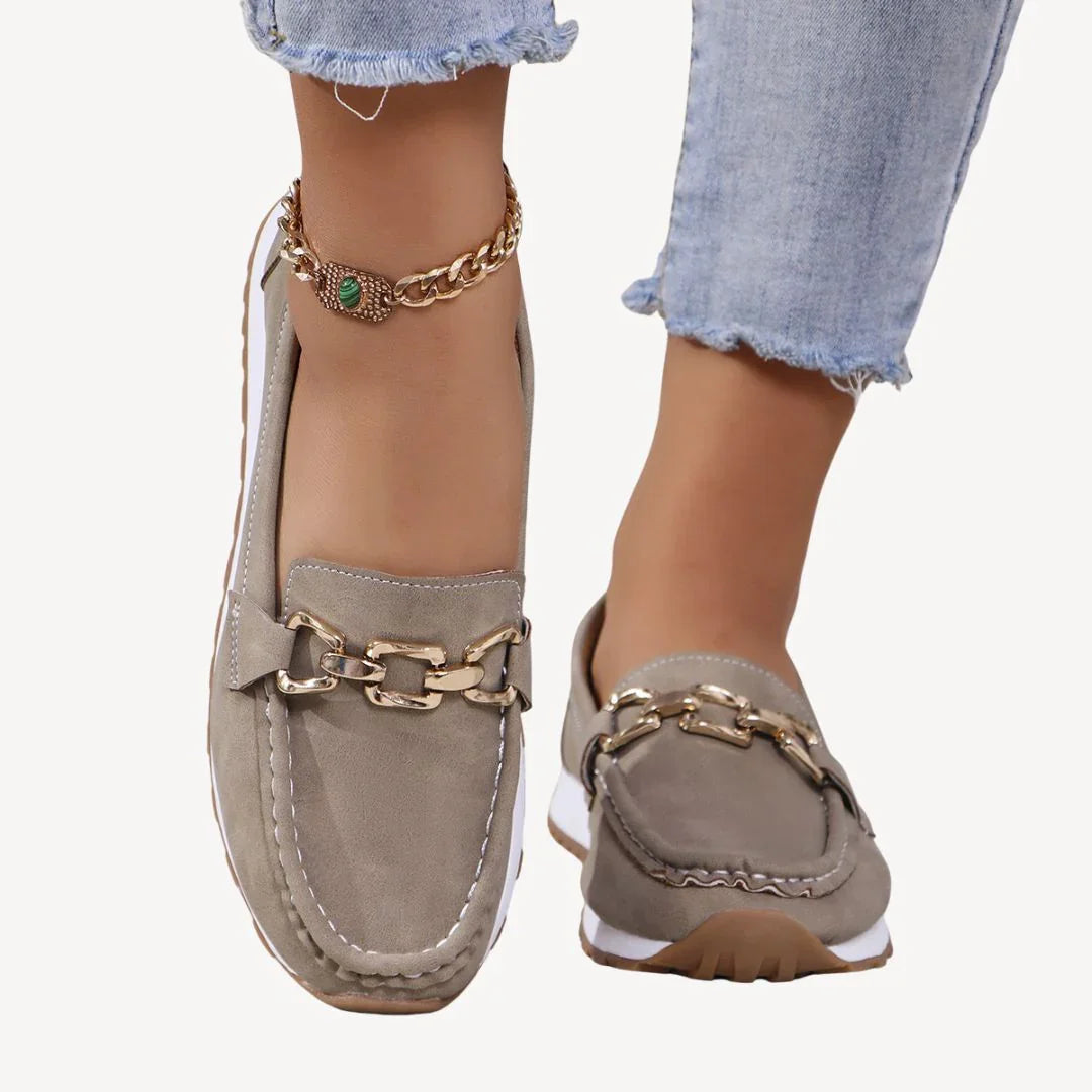 "Kvinnors chic loafers i mocka med kedjedetalj, elegant slip-on-design, perfekt för stil och komfort."
