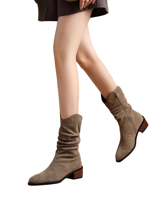 "Kvinnors chunky boots i mocka med stabil klack, khaki färg och robust sula, idealiska för höst- och vinterstil."