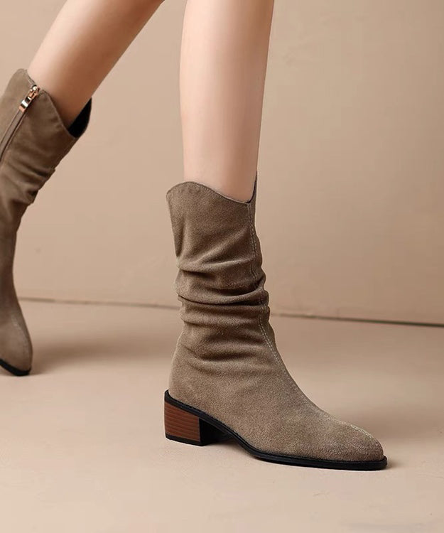 "Kvinnors chunky boots i mocka med stabil klack, khaki färg och robust sula, idealiska för höst- och vinterstil."