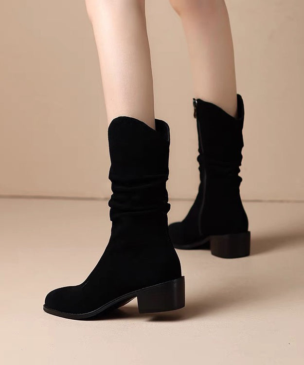 "Kvinnors chunky boots i mocka med stabil klack, khaki färg och robust sula, idealiska för höst- och vinterstil."