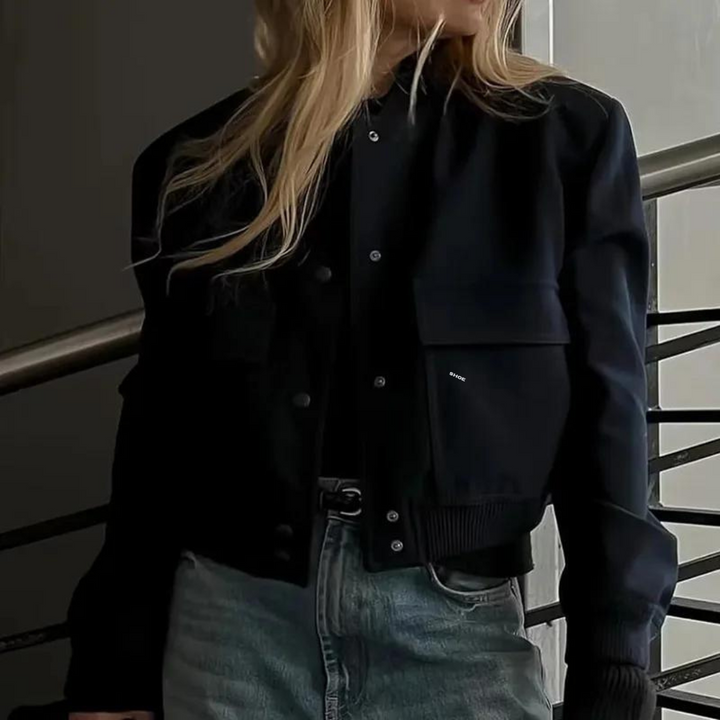 "Kvinnors croppad bomberjacka för vinter, polyester, aviatorstil, grå, isolerande foder, elegant och varm design."