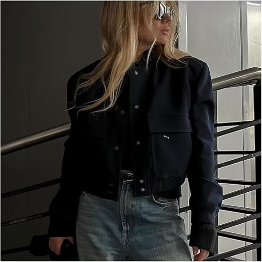 "Kvinnors croppad bomberjacka för vinter, polyester, aviatorstil, grå, isolerande foder, elegant och varm design."