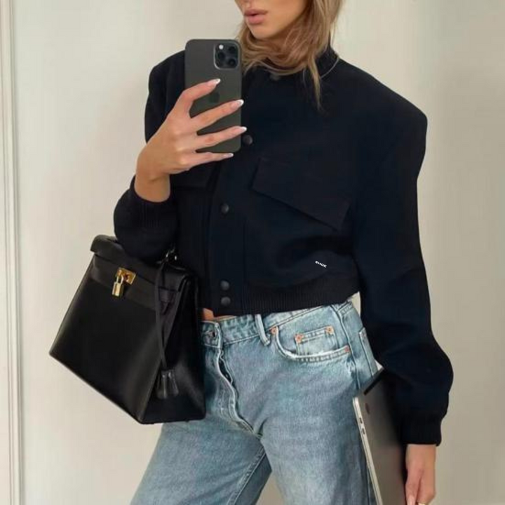 "Kvinnors croppad bomberjacka för vinter, polyester, aviatorstil, grå, isolerande foder, elegant och varm design."