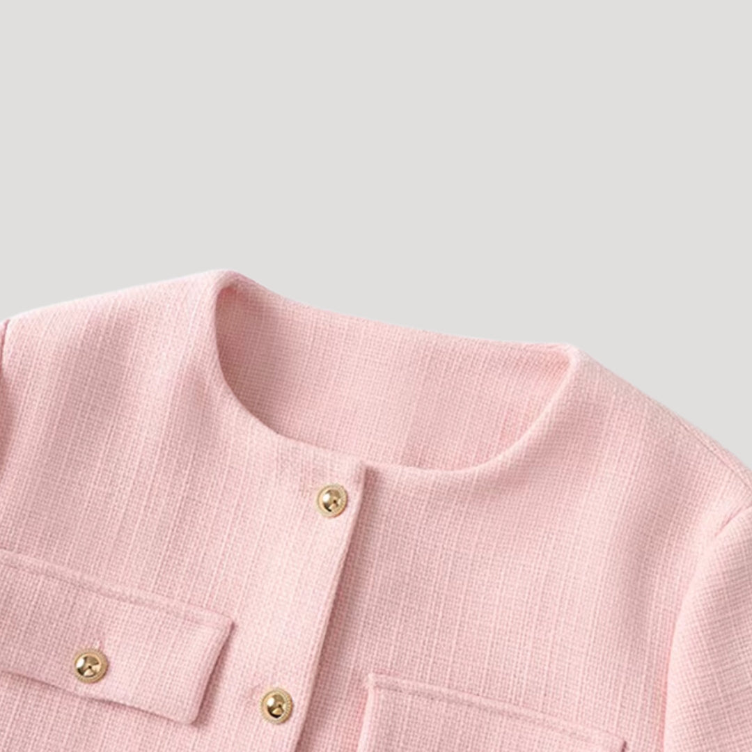 "Kvinnors croppad cardigan med knappfront, modern design i beige, perfekta för layering och stilren look"