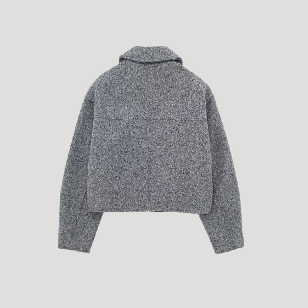 Kvinnors croppad jacka, strukturerad design, modern silhuett, kort och boxig form, perfekt till högmidjade plagg.