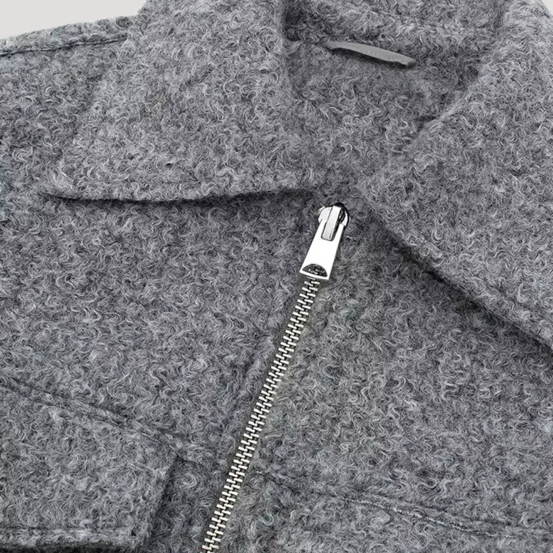Kvinnors croppad jacka, strukturerad design, modern silhuett, kort och boxig form, perfekt till högmidjade plagg.
