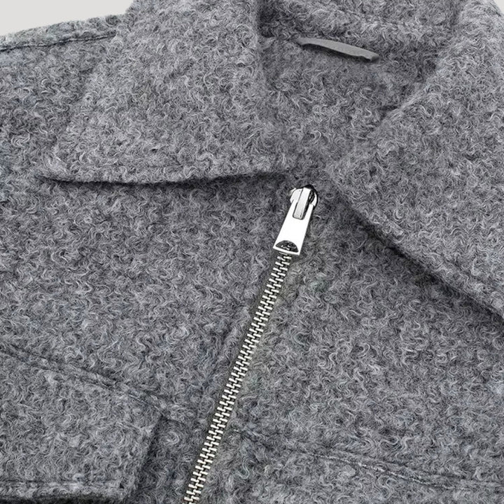 Kvinnors croppad jacka, strukturerad design, modern silhuett, kort och boxig form, perfekt till högmidjade plagg.