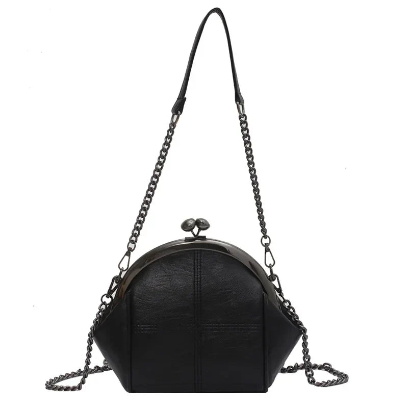 "Kvinnors crossbody väska med kedjedetalj, elegant design, svart PU-läder, justerbar axelrem, perfekt för alla tillfällen."