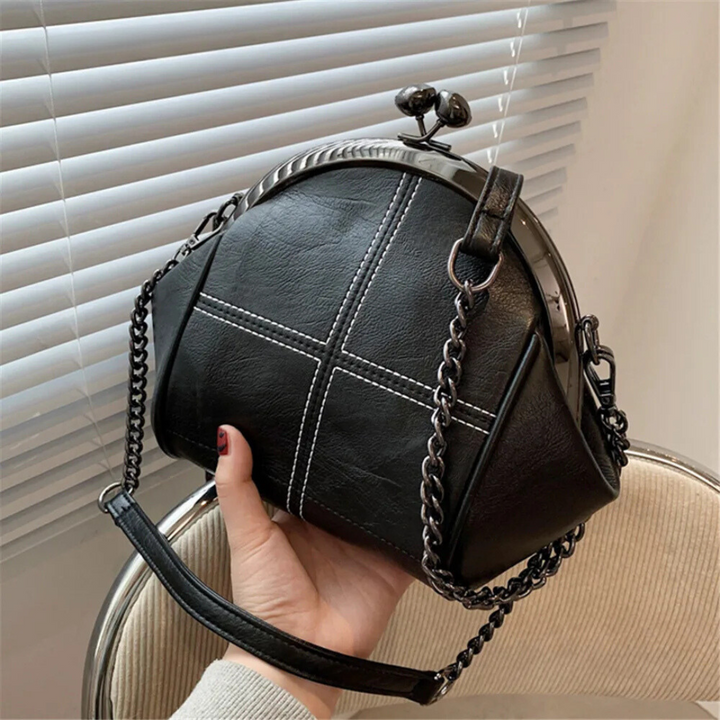 "Kvinnors crossbody väska med kedjedetalj, elegant design, svart PU-läder, justerbar axelrem, perfekt för alla tillfällen."
