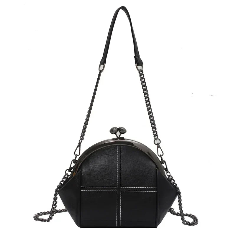 "Kvinnors crossbody väska med kedjedetalj, elegant design, svart PU-läder, justerbar axelrem, perfekt för alla tillfällen."