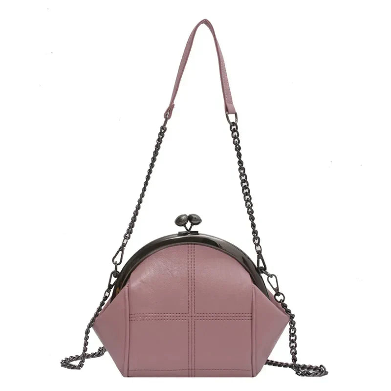 "Kvinnors crossbody väska med kedjedetalj, elegant design, svart PU-läder, justerbar axelrem, perfekt för alla tillfällen."