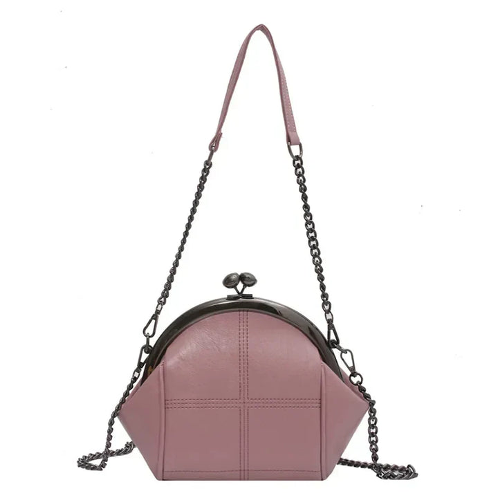 "Kvinnors crossbody väska med kedjedetalj, elegant design, svart PU-läder, justerbar axelrem, perfekt för alla tillfällen."
