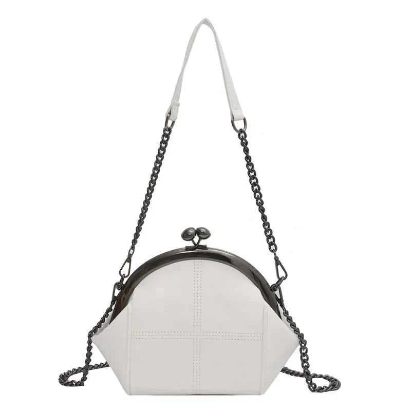 "Kvinnors crossbody väska med kedjedetalj, elegant design, svart PU-läder, justerbar axelrem, perfekt för alla tillfällen."