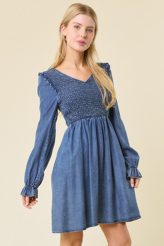 "Kvinnors denim mini klänning med smockad midja och V-hals, elegant och trendig för vardag och fest"
