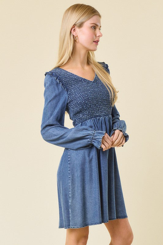 "Kvinnors denim mini klänning med smockad midja och V-hals, elegant och trendig för vardag och fest"
