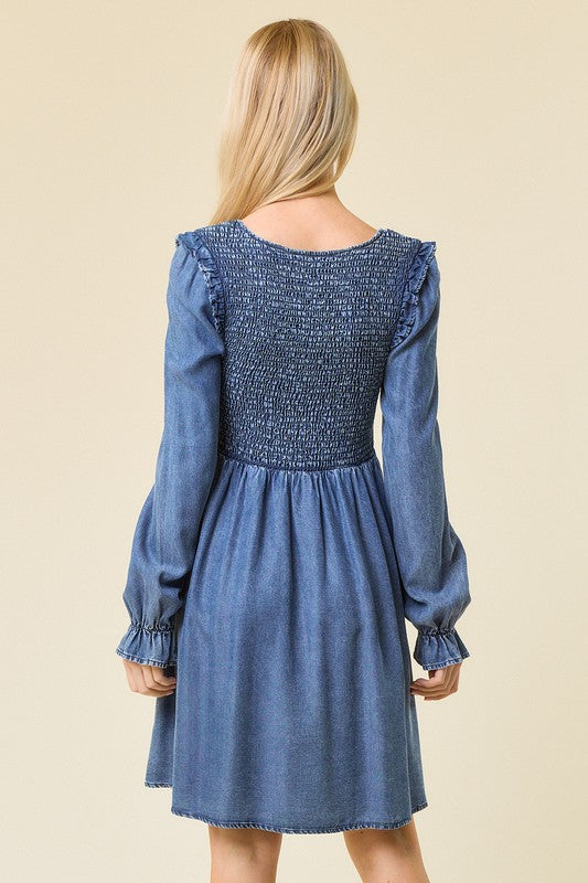 "Kvinnors denim mini klänning med smockad midja och V-hals, elegant och trendig för vardag och fest"