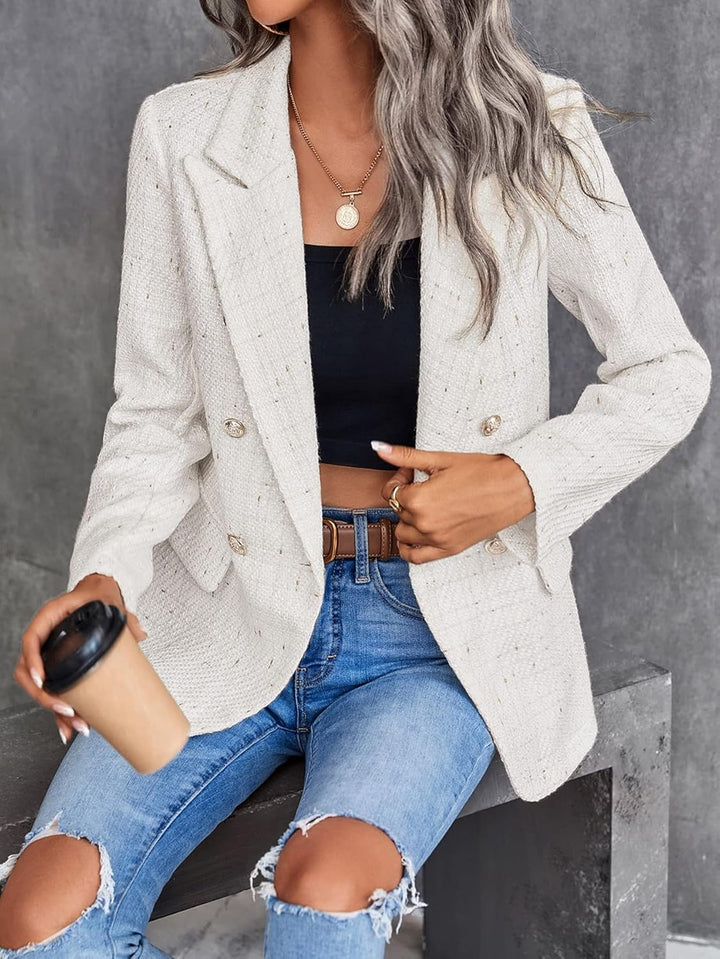 Kvinnors dubbelknäppt tweedblazer, klassisk stil, vintage-charm, ljus tweed, skräddarsydd passform, eleganta fickor.