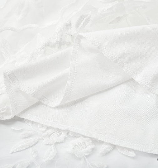 "Kvinnors elegant knälång cocktailklänning med broderi, blommönster, nätverkstyg, feminin silhuett, perfekt för fest."