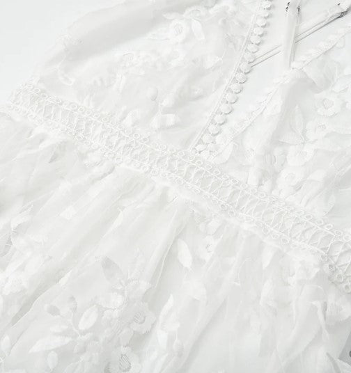 "Kvinnors elegant knälång cocktailklänning med broderi, blommönster, nätverkstyg, feminin silhuett, perfekt för fest."