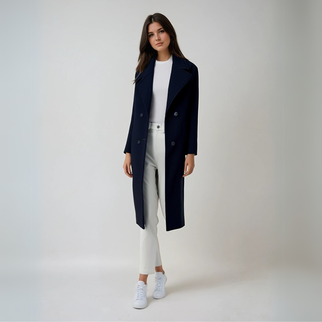 "Kvinnors elegant vinterkappa, hållbart material, tidlös design, strukturerade axlar, perfekt för kalla dagar."