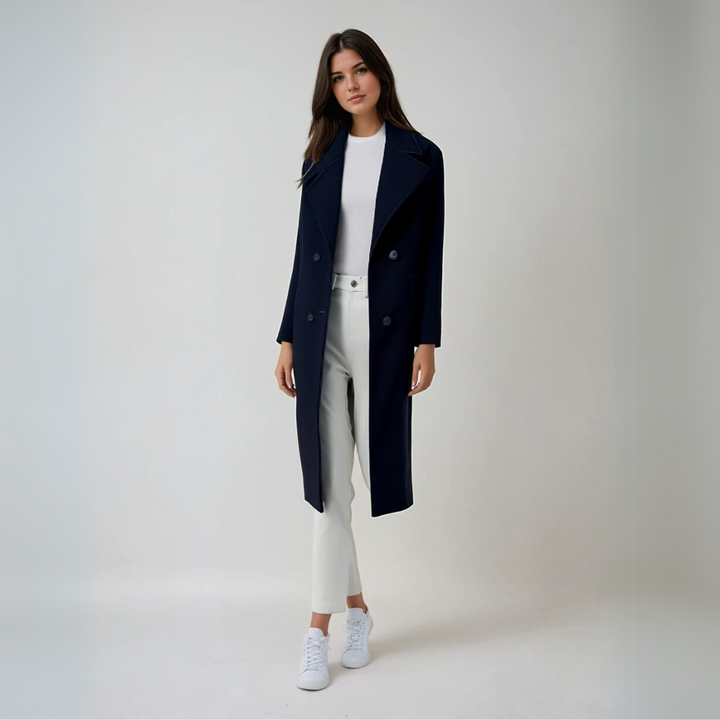 "Kvinnors elegant vinterkappa, hållbart material, tidlös design, strukturerade axlar, perfekt för kalla dagar."
