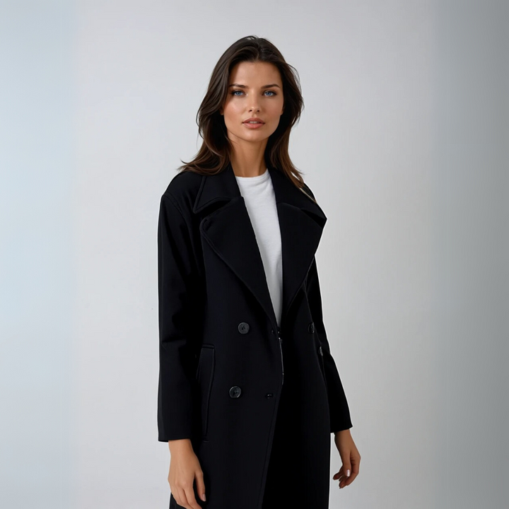 "Kvinnors elegant vinterkappa, hållbart material, tidlös design, strukturerade axlar, perfekt för kalla dagar."