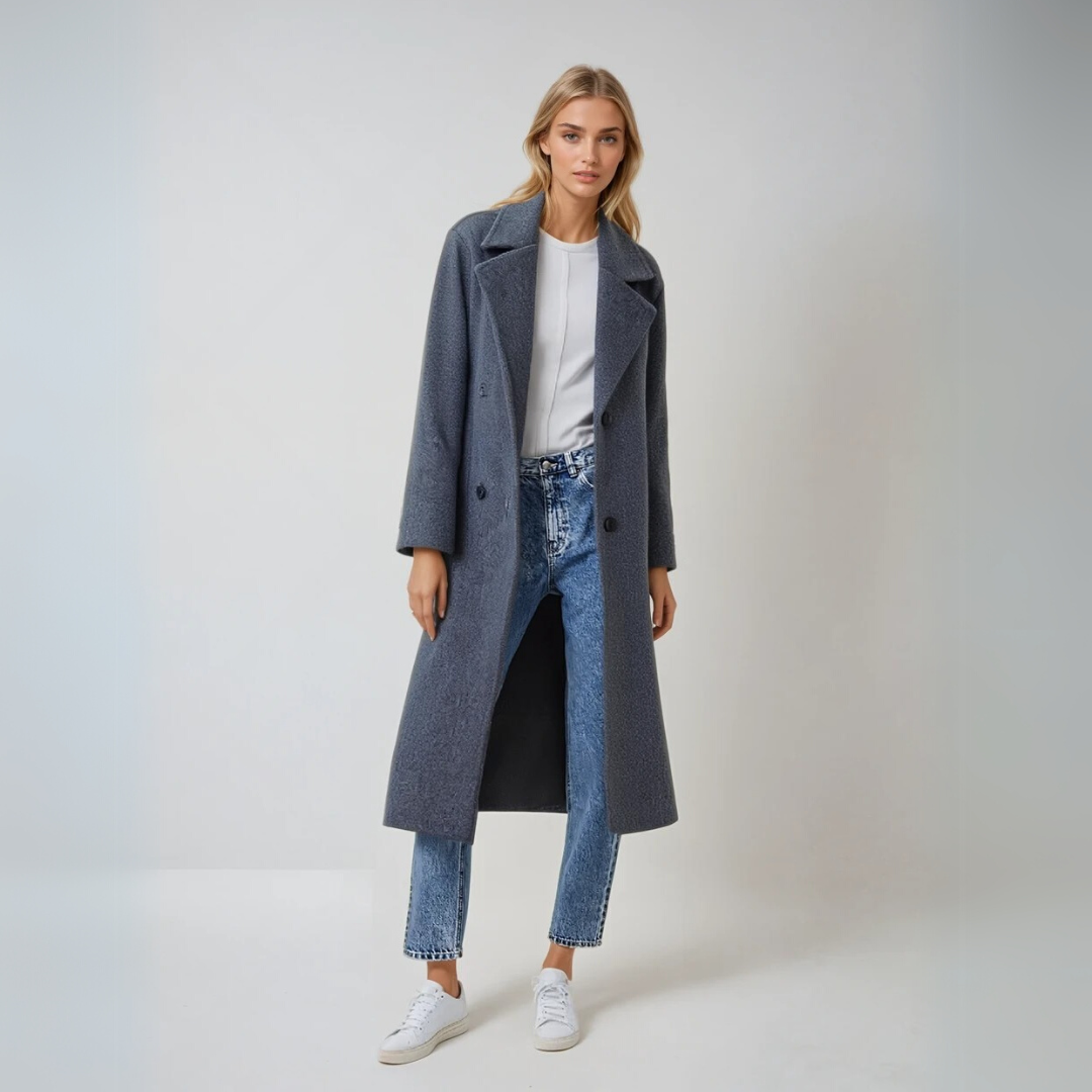 "Kvinnors elegant vinterkappa, hållbart material, tidlös design, strukturerade axlar, perfekt för kalla dagar."