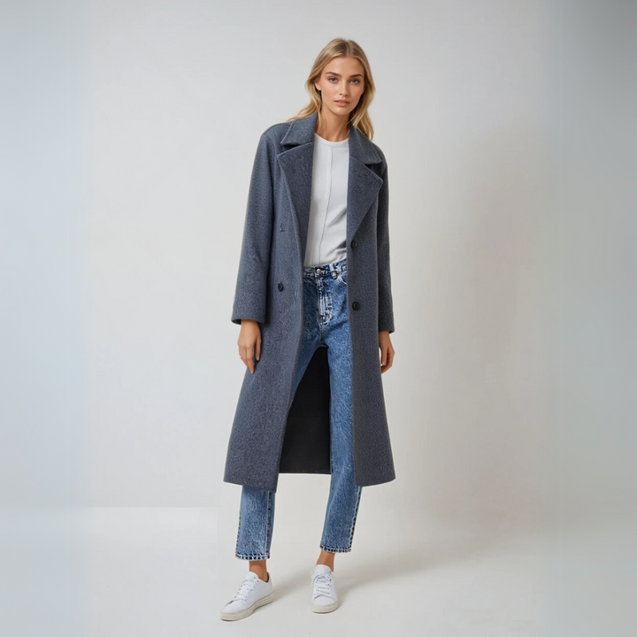 "Kvinnors elegant vinterkappa, hållbart material, tidlös design, strukturerade axlar, perfekt för kalla dagar."