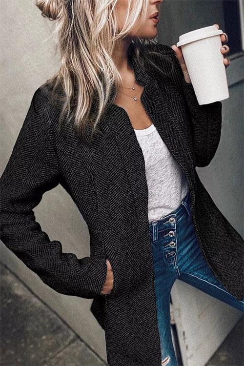 "Kvinnors figursydd grå och svart blazer framifrån med naggad krage, elegant och modern design."