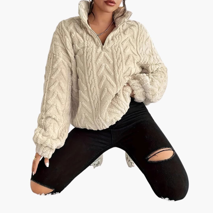 "Kvinnors fleece tröja med halv zip och kabelmönster, framifrån, varm och modern design för kalla dagar."