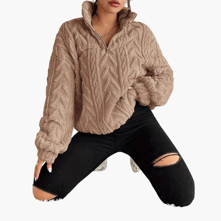 "Kvinnors fleece tröja med halv zip och kabelmönster, framifrån, varm och modern design för kalla dagar."