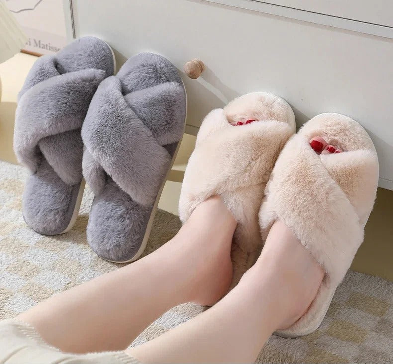 "Kvinnors fluffiga inhandlingstofflor med korsdesign, i mjuk plysch med dämpad sula, perfekt för hemmabruk."