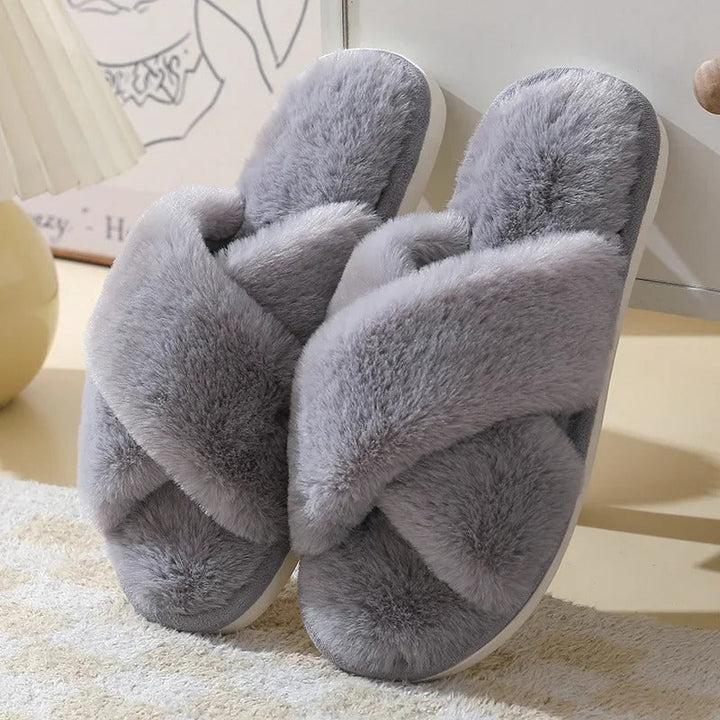 "Kvinnors fluffiga inhandlingstofflor med korsdesign, i mjuk plysch med dämpad sula, perfekt för hemmabruk."