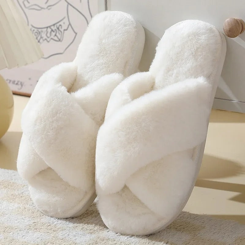"Kvinnors fluffiga inhandlingstofflor med korsdesign, i mjuk plysch med dämpad sula, perfekt för hemmabruk."