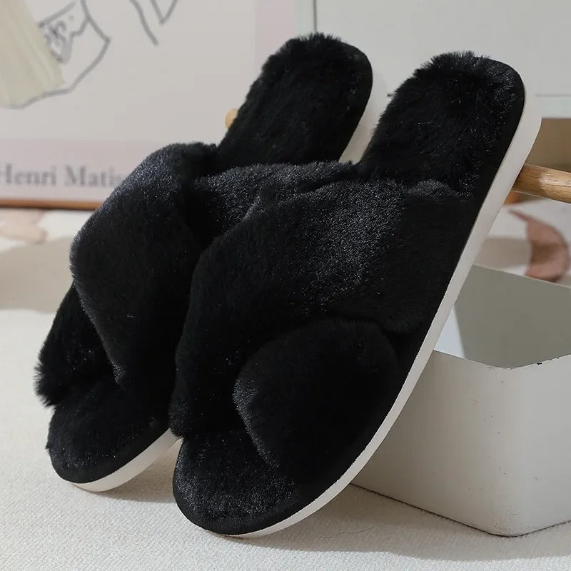 "Kvinnors fluffiga inhandlingstofflor med korsdesign, i mjuk plysch med dämpad sula, perfekt för hemmabruk."