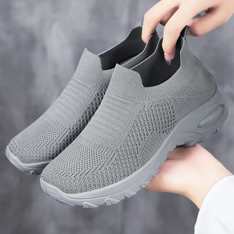 "Kvinnors flyknit sommarskor, andningsbar mesh, låg klack, lätt vikt, stilrena för promenader och sommaraktiviteter"