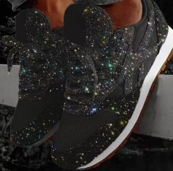 "Kvinnors glittrande mesh sneakers med gnistrande yta och bekväm passform för både vardag och festliga tillfällen."