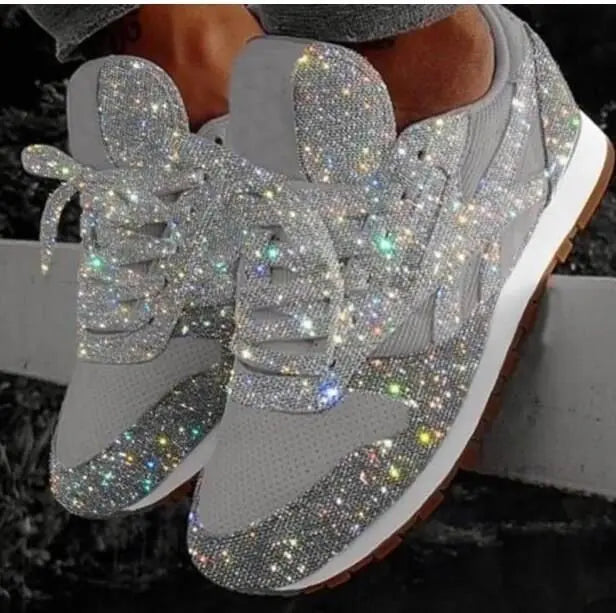 "Kvinnors glittrande mesh sneakers med gnistrande yta och bekväm passform för både vardag och festliga tillfällen."