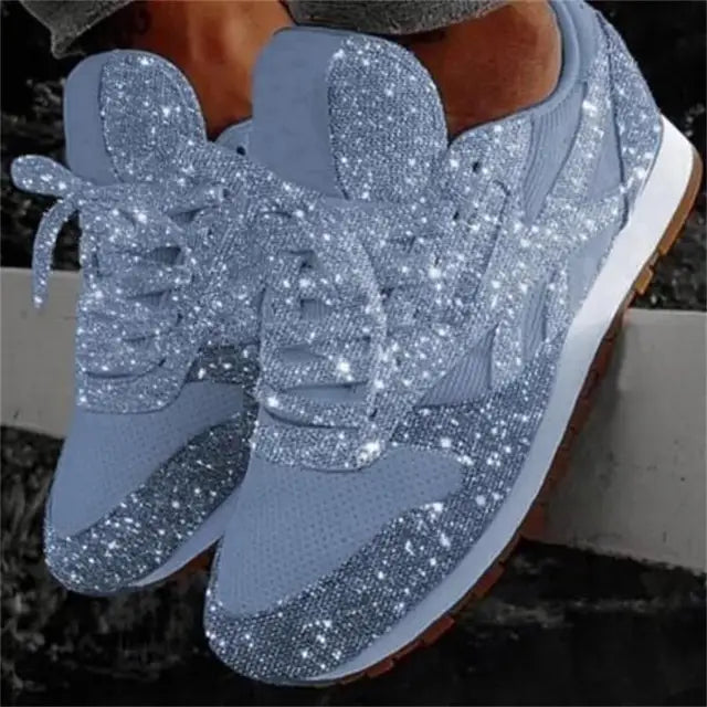"Kvinnors glittrande mesh sneakers med gnistrande yta och bekväm passform för både vardag och festliga tillfällen."