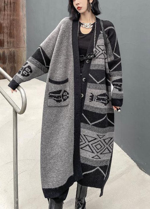 "Kvinnors grå lång kappa med V-hals och asymmetrisk design, idealisk för elegant och komfortabel stil."