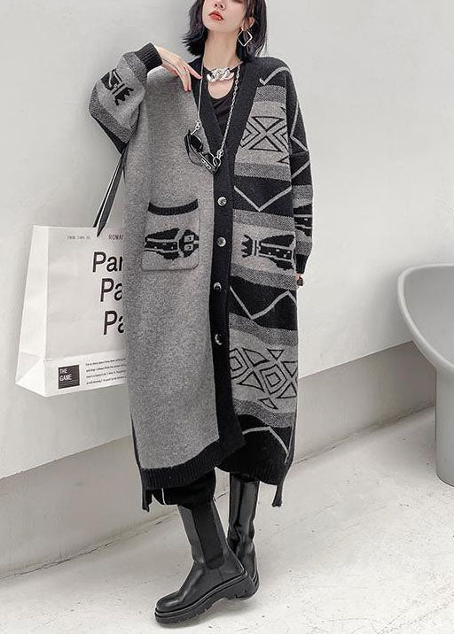"Kvinnors grå lång kappa med V-hals och asymmetrisk design, idealisk för elegant och komfortabel stil."