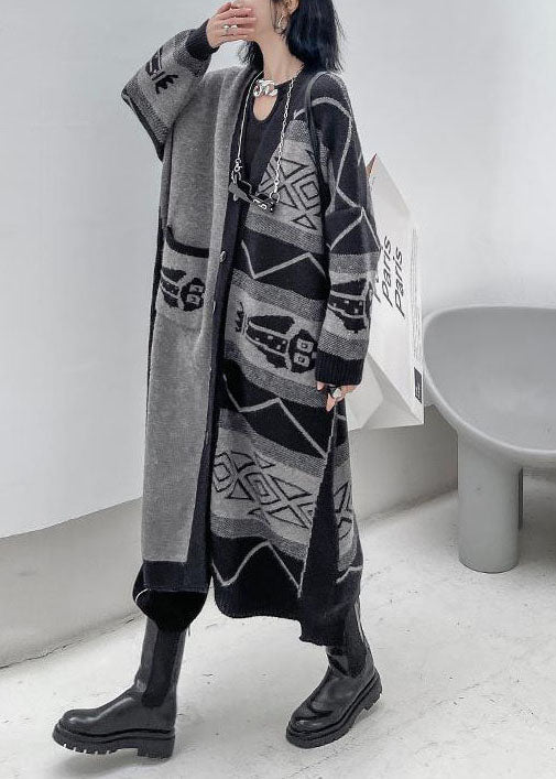 "Kvinnors grå lång kappa med V-hals och asymmetrisk design, idealisk för elegant och komfortabel stil."