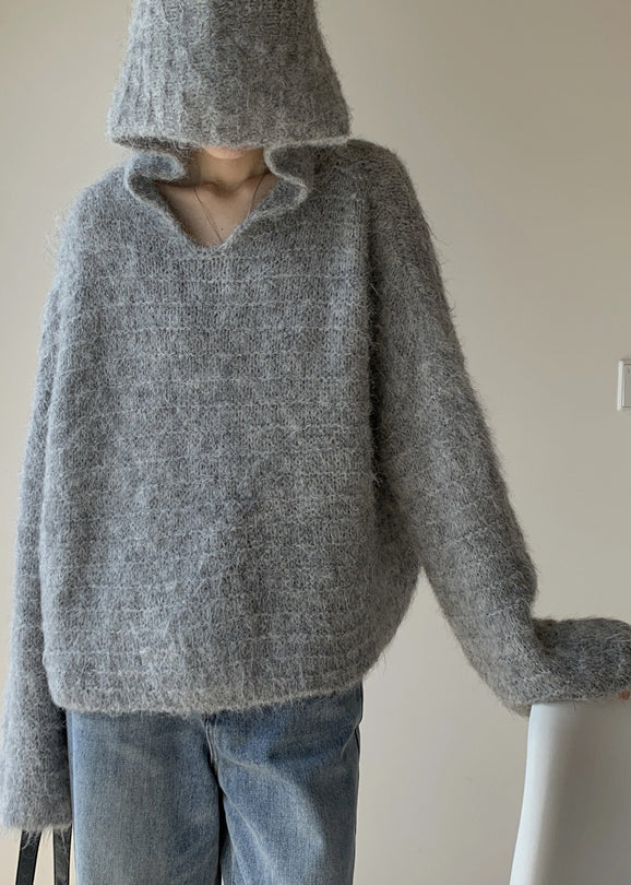 "Kvinnors grå stickad huvtröja, lös passform, stilren huv, varm och mjuk textur, perfekt för kyliga dagar."