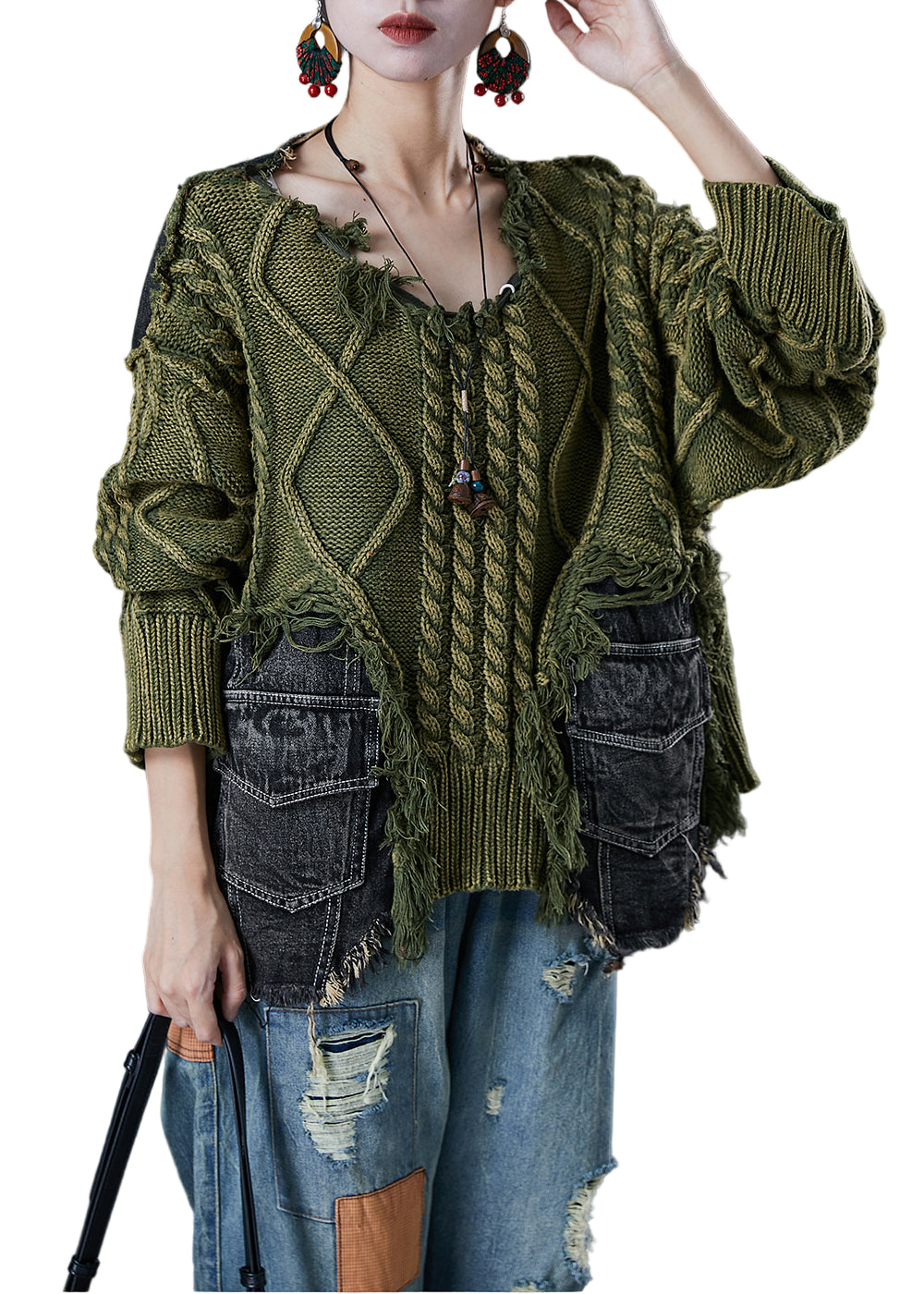 "Kvinnors grön asymmetrisk denimtröja med rippade detaljer, avslappnad passform för trendig vinterstil."