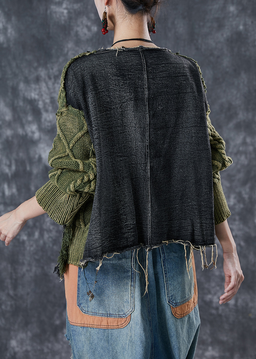 "Kvinnors grön asymmetrisk denimtröja med rippade detaljer, avslappnad passform för trendig vinterstil."