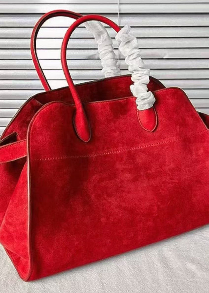 "Kvinnors gul handväska med rymlig interiör och modern design. Perfekt för jobb och fritid. Livlig färg och stilren look."