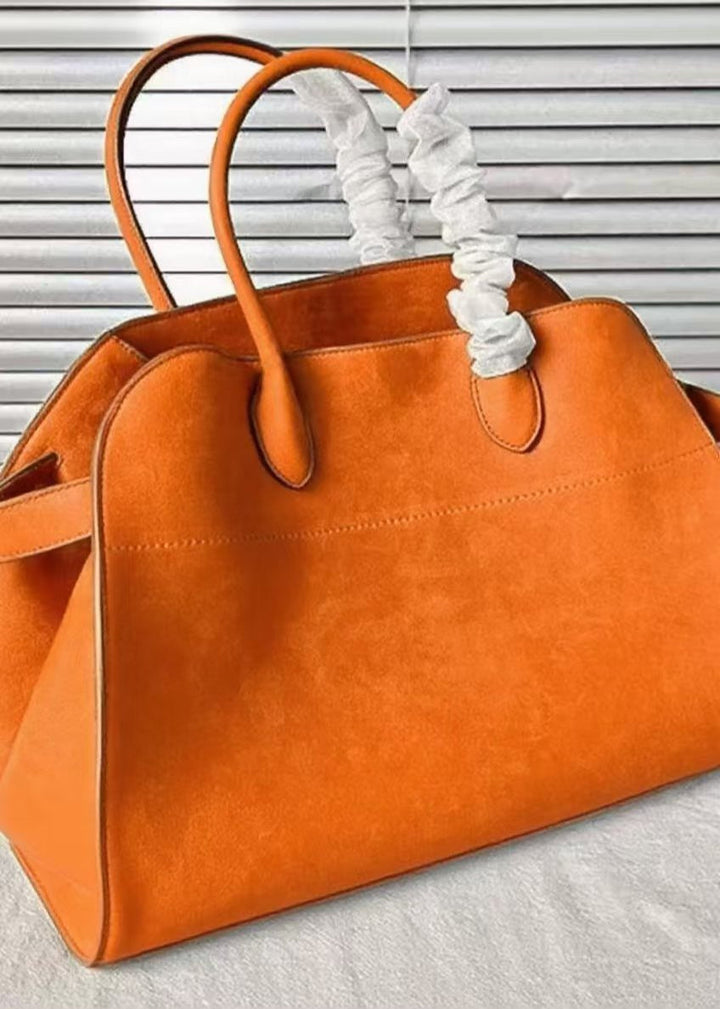 "Kvinnors gul handväska med rymlig interiör och modern design. Perfekt för jobb och fritid. Livlig färg och stilren look."